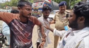 बेगूसराय- पुलिस के सामने ही चोरी के आरोपी की जमकर कुटाई!
